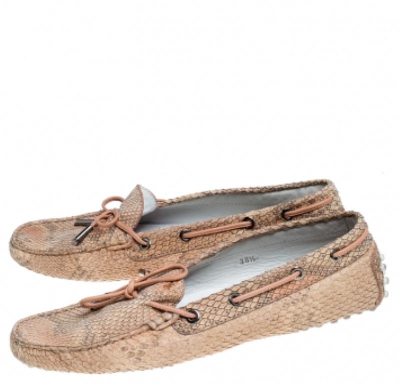 Tod's Gommino Loafers en cuir python beige Taille 38.5 en vente 2