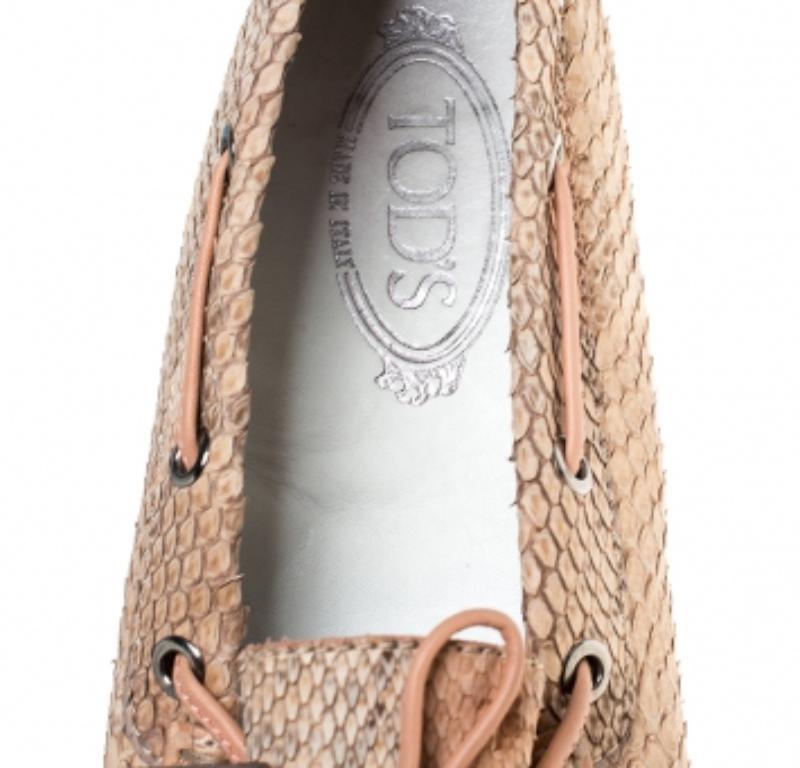 Tod's Gommino Loafers en cuir python beige Taille 38.5 en vente 3