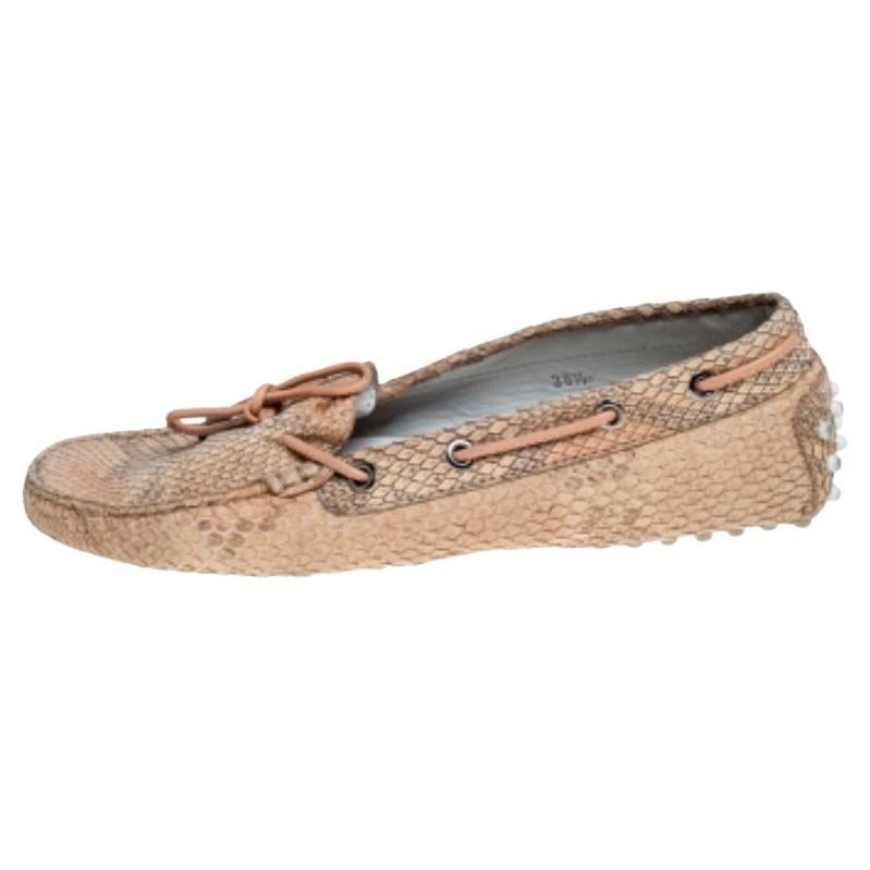 Tod's Gommino Loafers en cuir python beige Taille 38.5 en vente