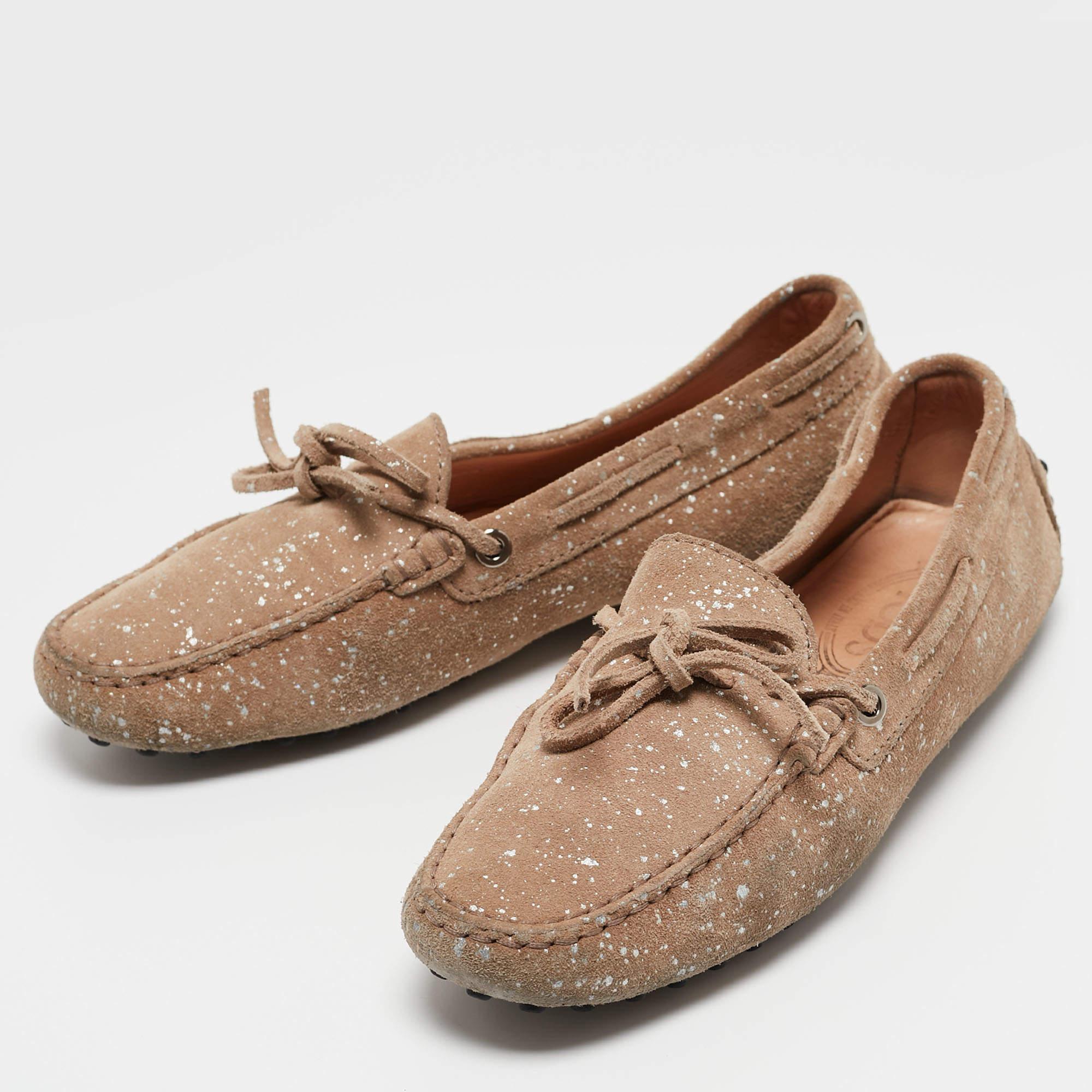 Simple and neat, these loafers from the house of Tod's bring comfort and style together. Crafted from suede that makes them durable, this pair of loafers can be paired with your everyday ensembles to mirror an effortless appearance.