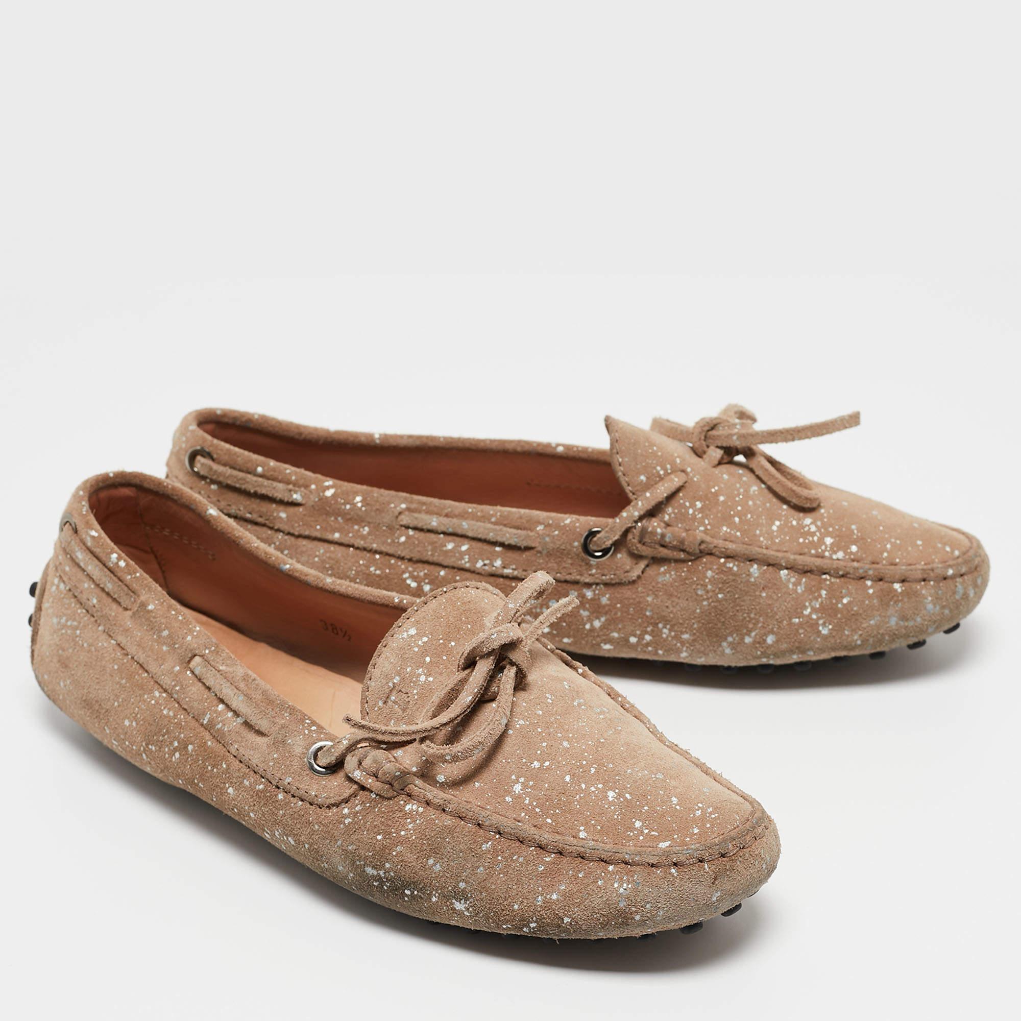 Tod's Beige Suede And Silver Paint Spot Bow Loafers Size 38.5 In Excellent Condition For Sale In Dubai, Al Qouz 2