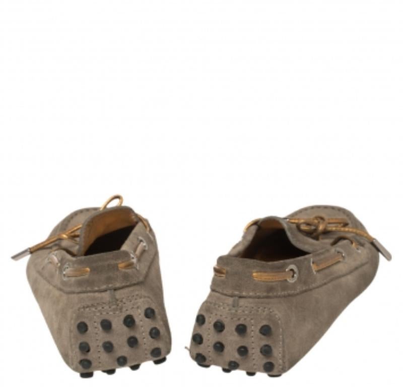 Tod's Beige Suede Bow  Loafers Size 37 In Fair Condition For Sale In Dubai, Al Qouz 2