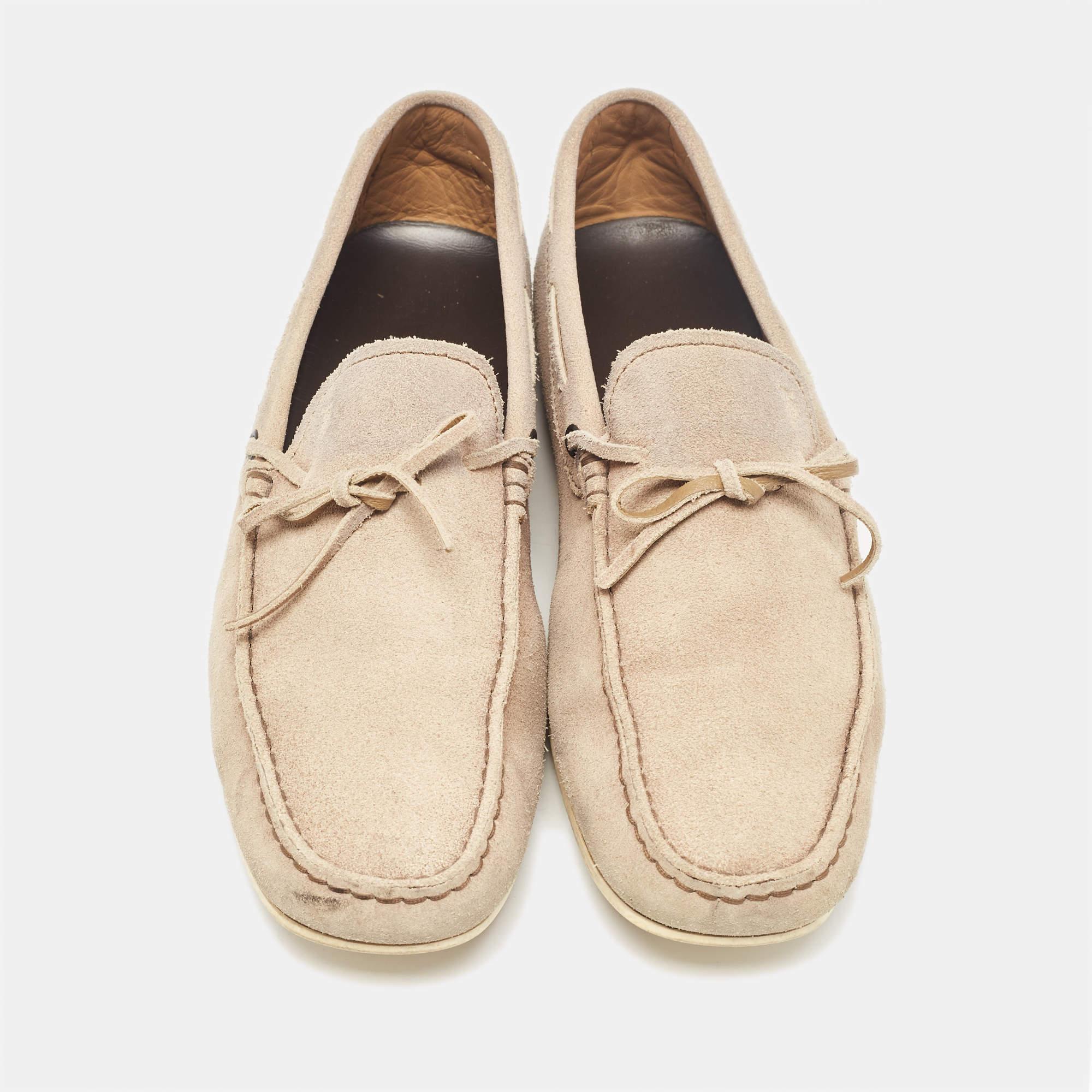 Tod's Beige Suede Bow Loafers Size 42 In Fair Condition For Sale In Dubai, Al Qouz 2