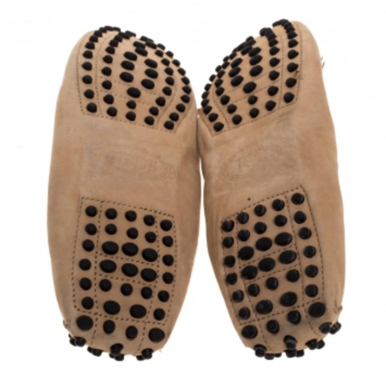 Tod's Beige Suede Fringe Detail Scrunch Loafers Size 37 In Good Condition For Sale In Dubai, Al Qouz 2