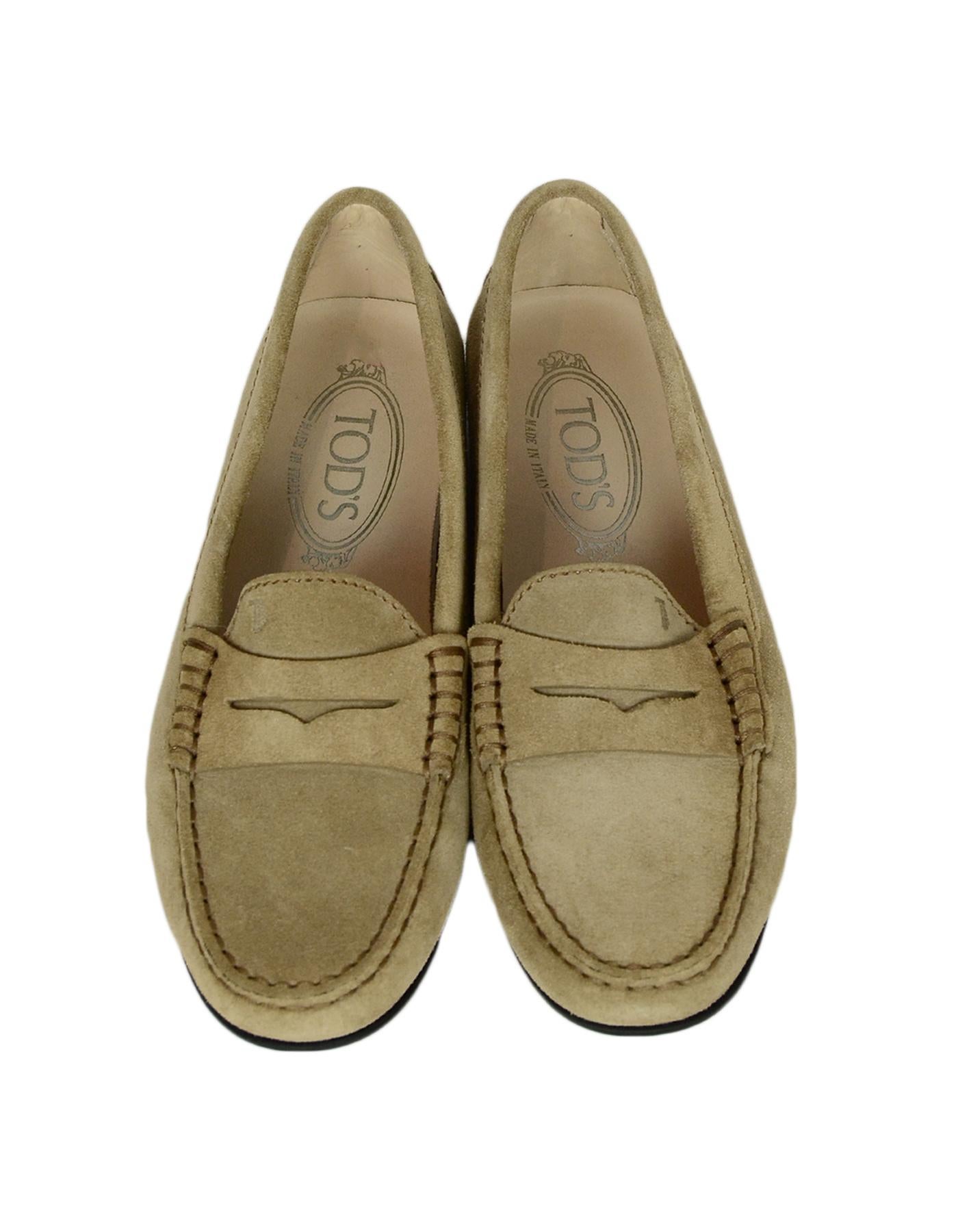 Tods Beige Suede Gommino Driving Loafers sz 36 In Excellent Condition In New York, NY