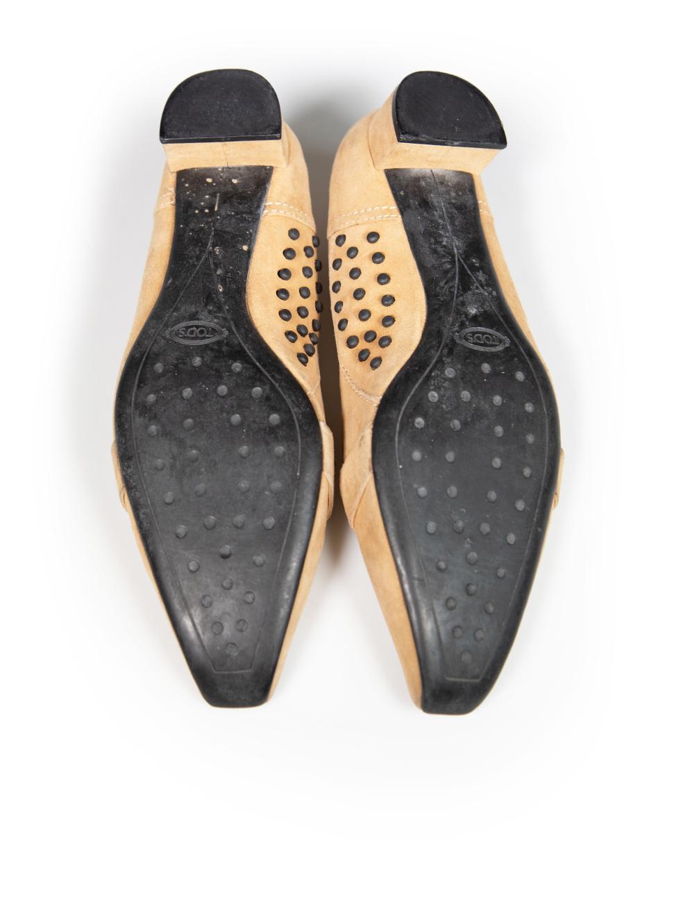 Tod's Beige Suede Low Loafer Pumps Size IT 38.5 In Good Condition For Sale In London, GB