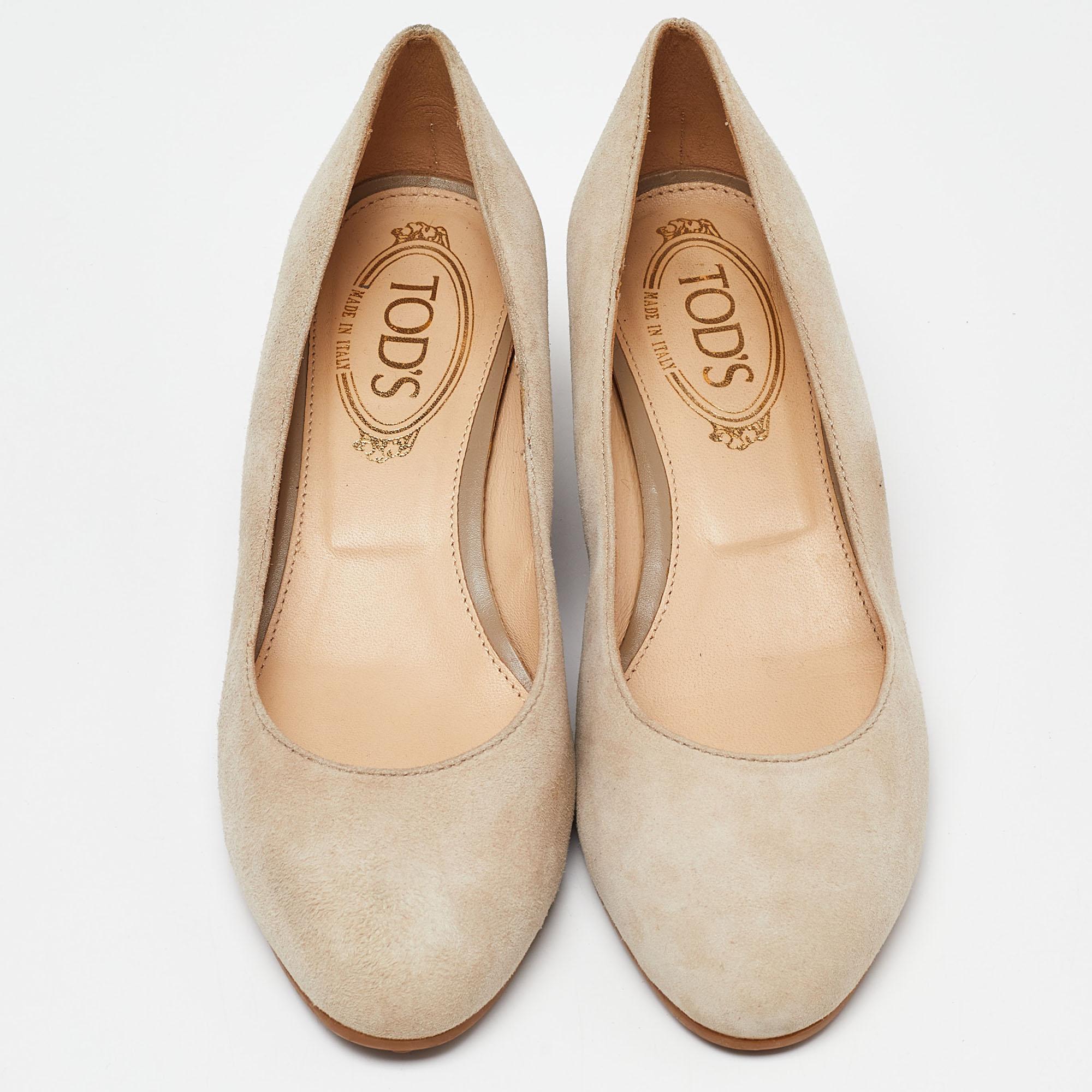 Tod's Beige Suede Wedge Pumps Size 36.5 In Good Condition For Sale In Dubai, Al Qouz 2