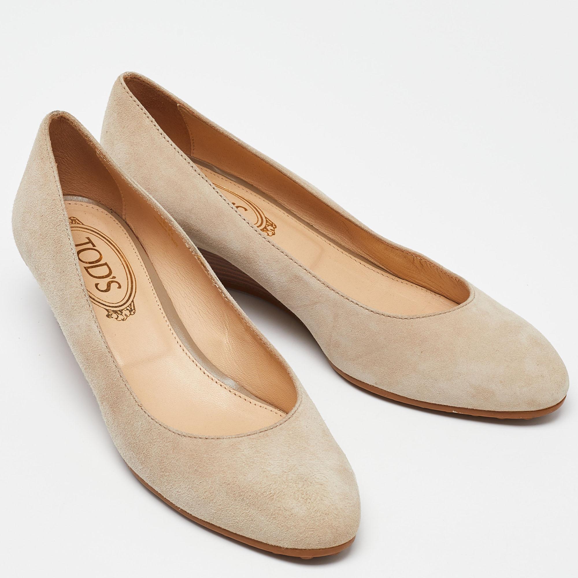 Women's Tod's Beige Suede Wedge Pumps Size 36.5 For Sale