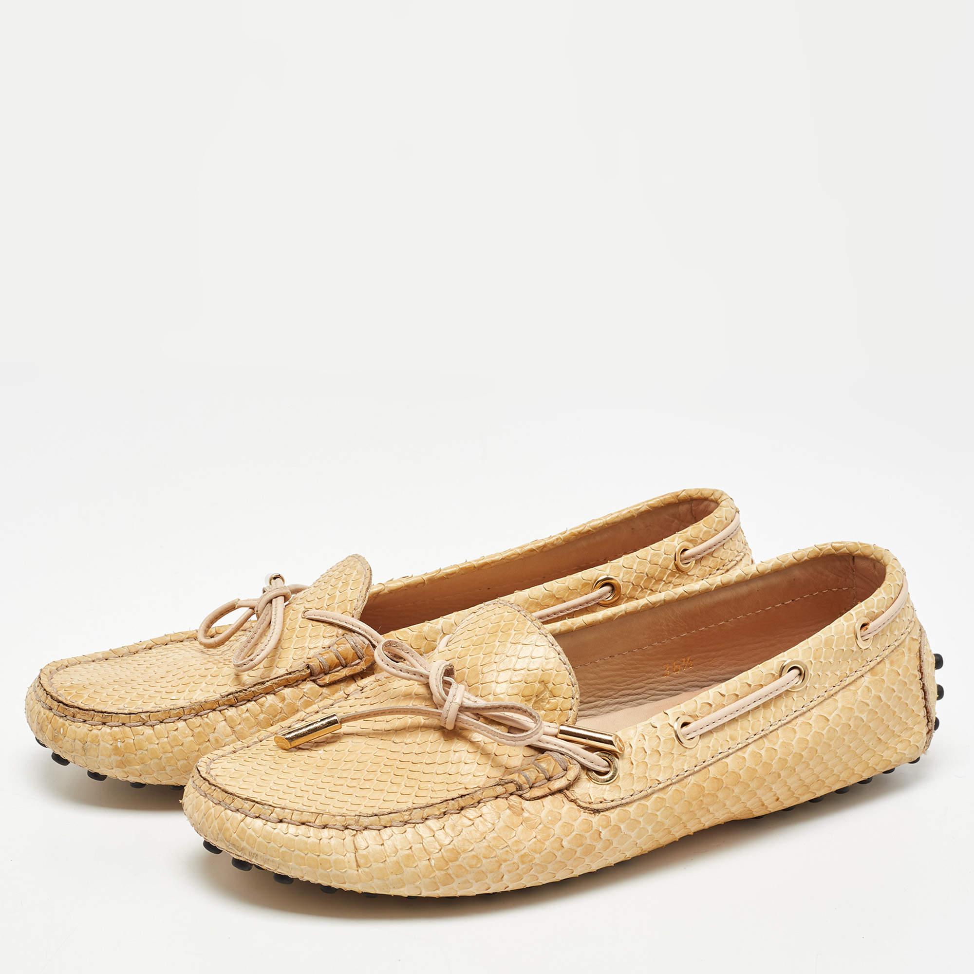 To perfectly complement your attires we bring you this pair of loafers by Tods. The shoes have been crafted with skill and are designed to be easy to slip on. They are just the right choice to complement your fashionable side.
