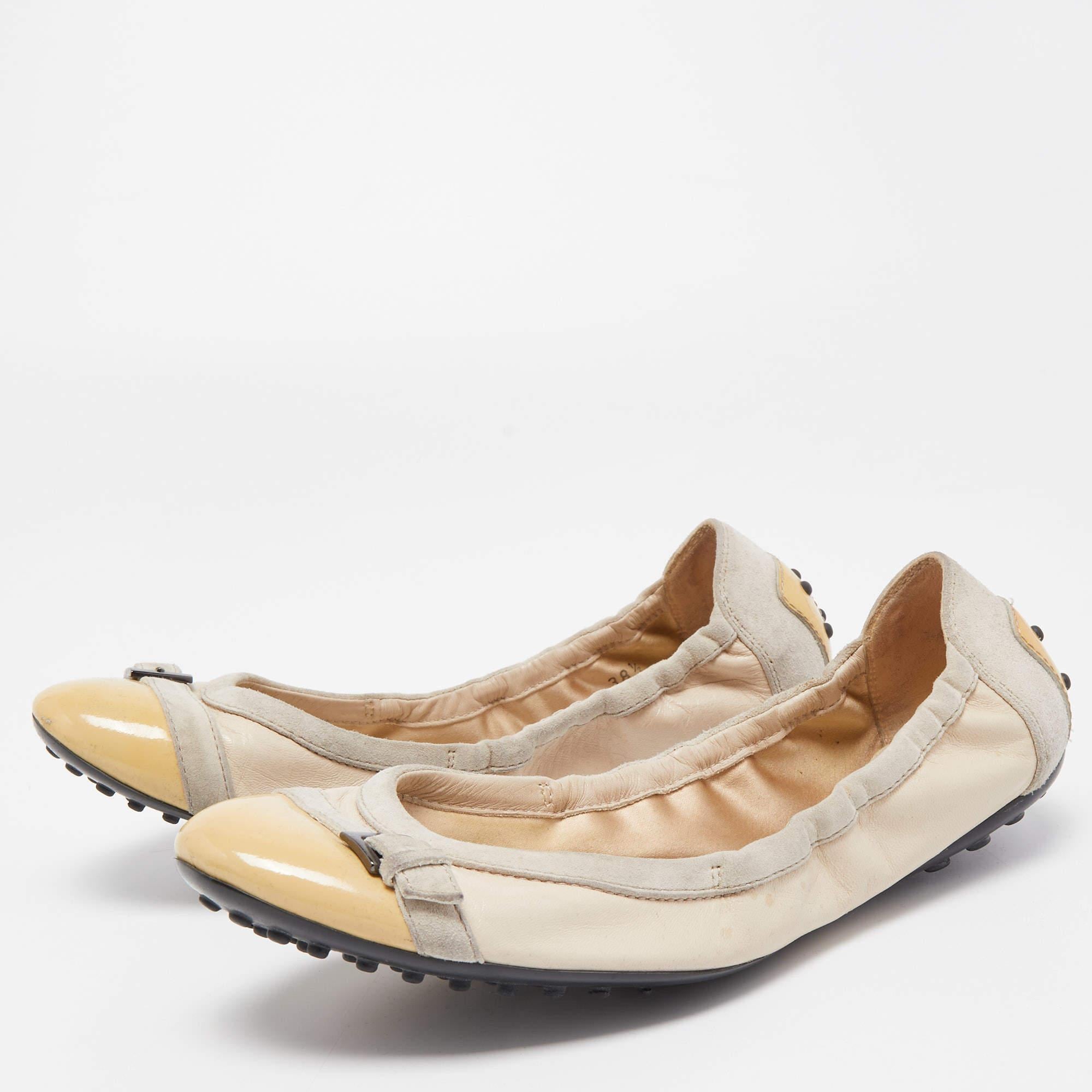 Complete your look by adding these Tods ballet flats to your lovely wardrobe. They are crafted skilfully to grant the perfect fit and style.