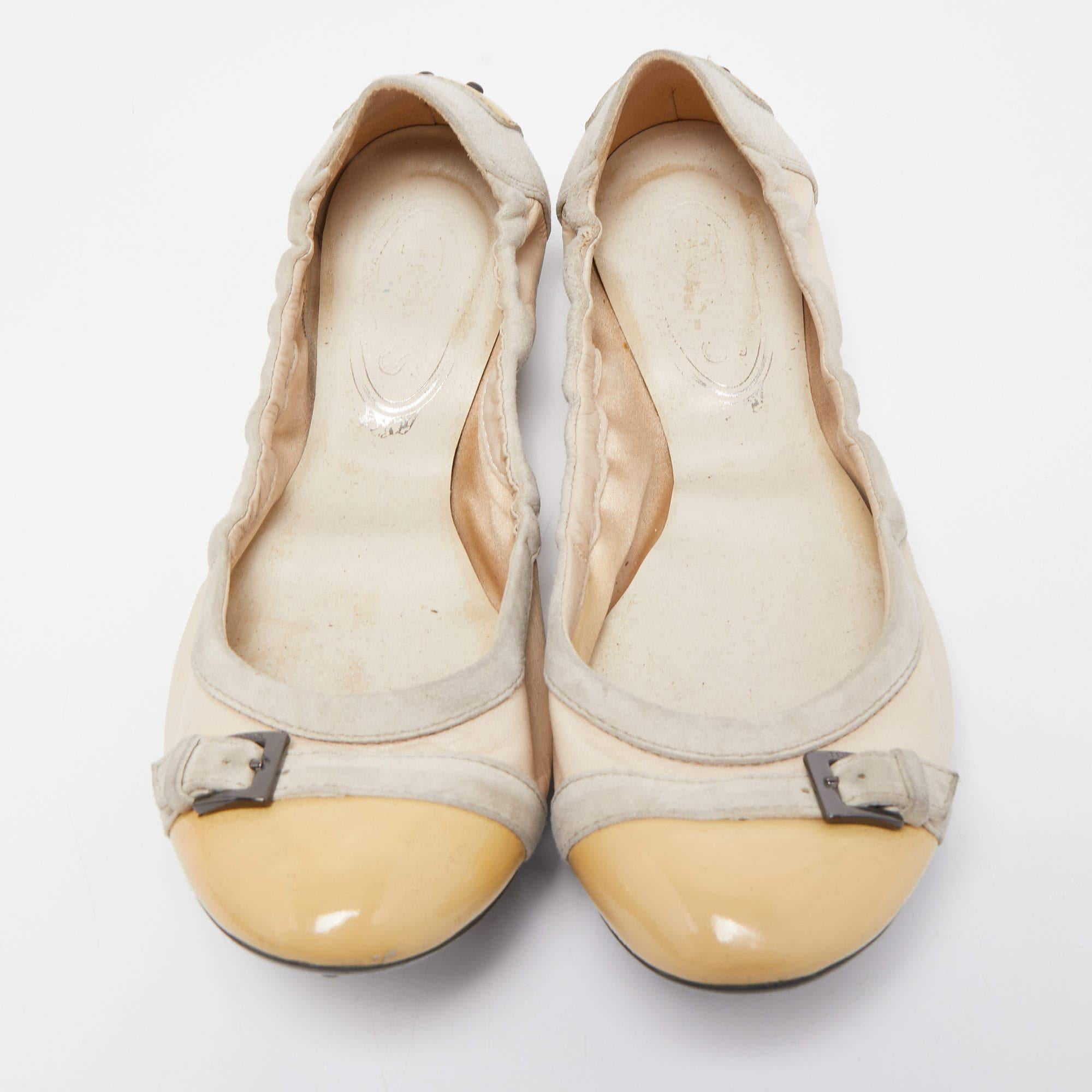Tod's Beige/Yellow Patent Leather & Suede Cap Toe Scrunch Ballet Flats Size 38.5 In Good Condition For Sale In Dubai, Al Qouz 2