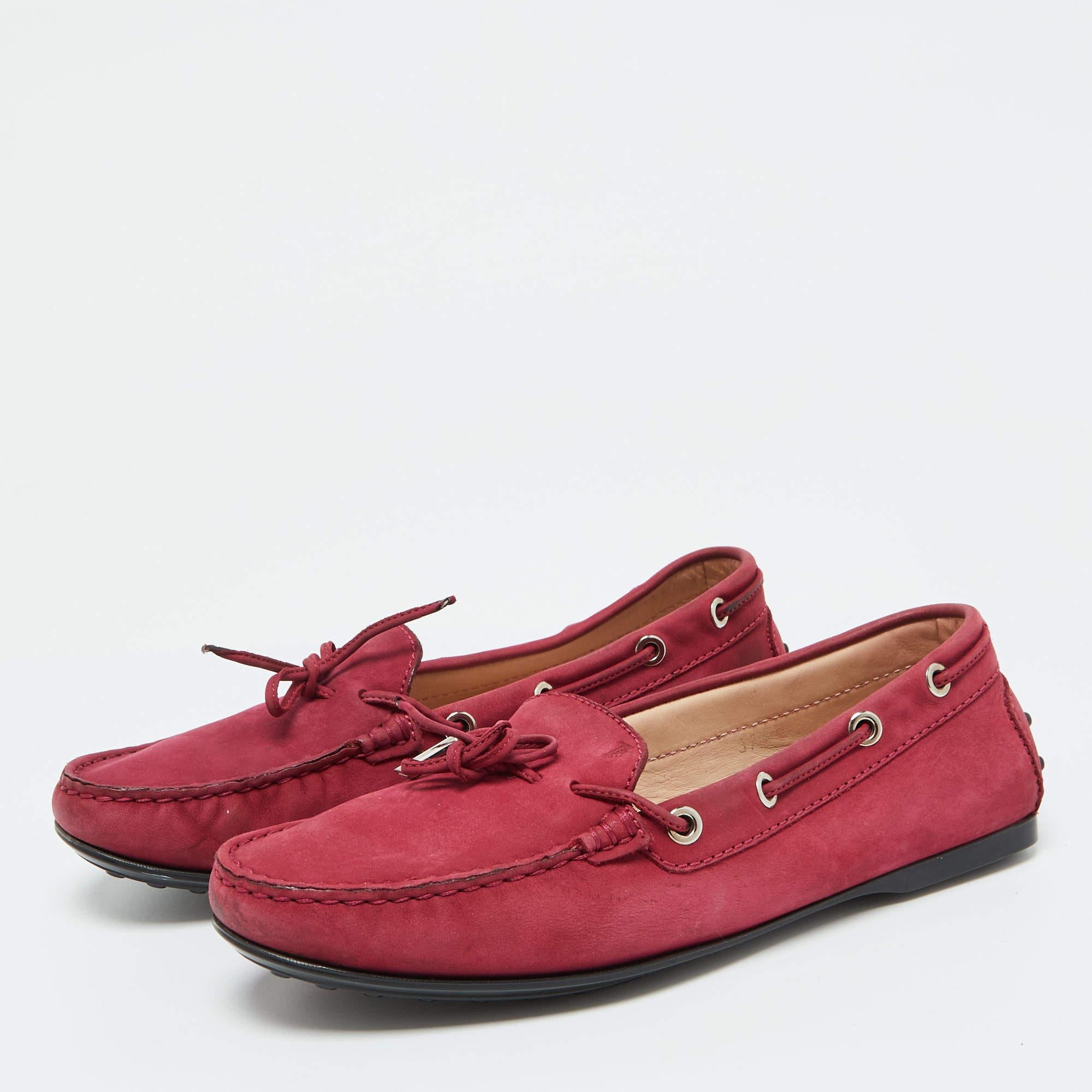Per completare alla perfezione il tuo abbigliamento, ti proponiamo questo paio di mocassini che non parlano d'altro che di stile. Le scarpe sono state realizzate con maestria e sono progettate per essere facili da indossare. Sono la scelta giusta