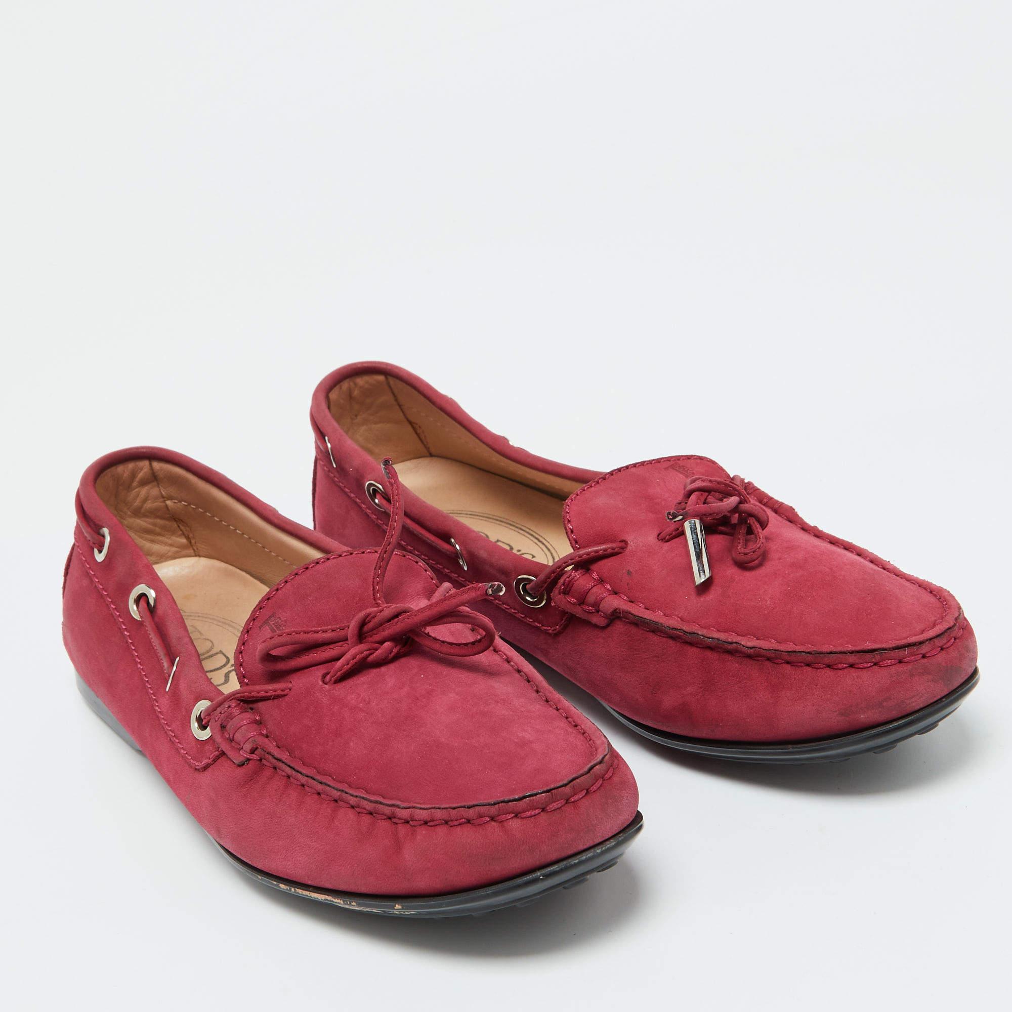 Tod's Berry Pink Nubuck Leather Bow Gommino Driving Loafers Taglia 37.5 In condizioni buone in vendita a Dubai, Al Qouz 2