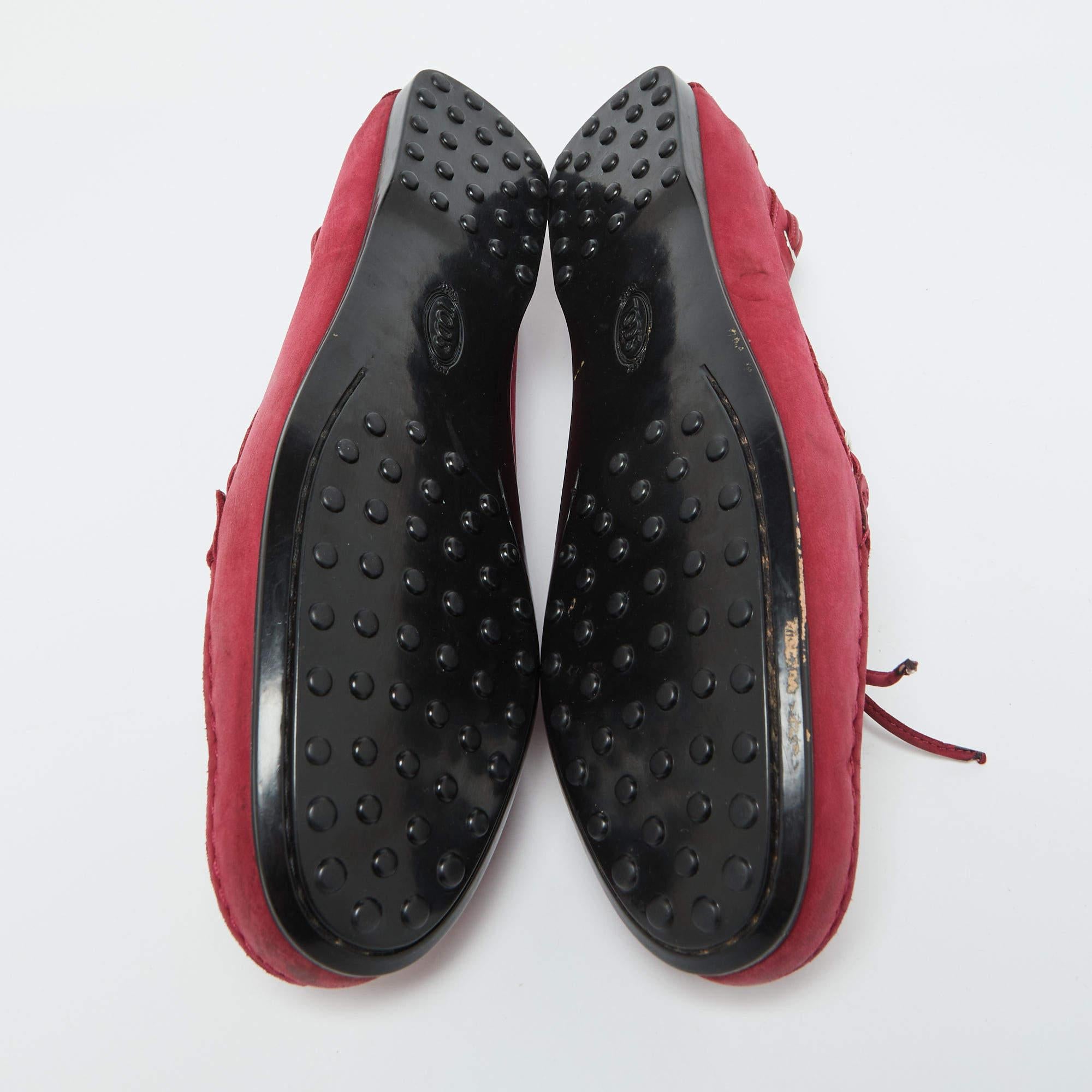 Tod's Berry Pink Nubuck Leather Bow Gommino Driving Loafers Taglia 37.5 in vendita 1