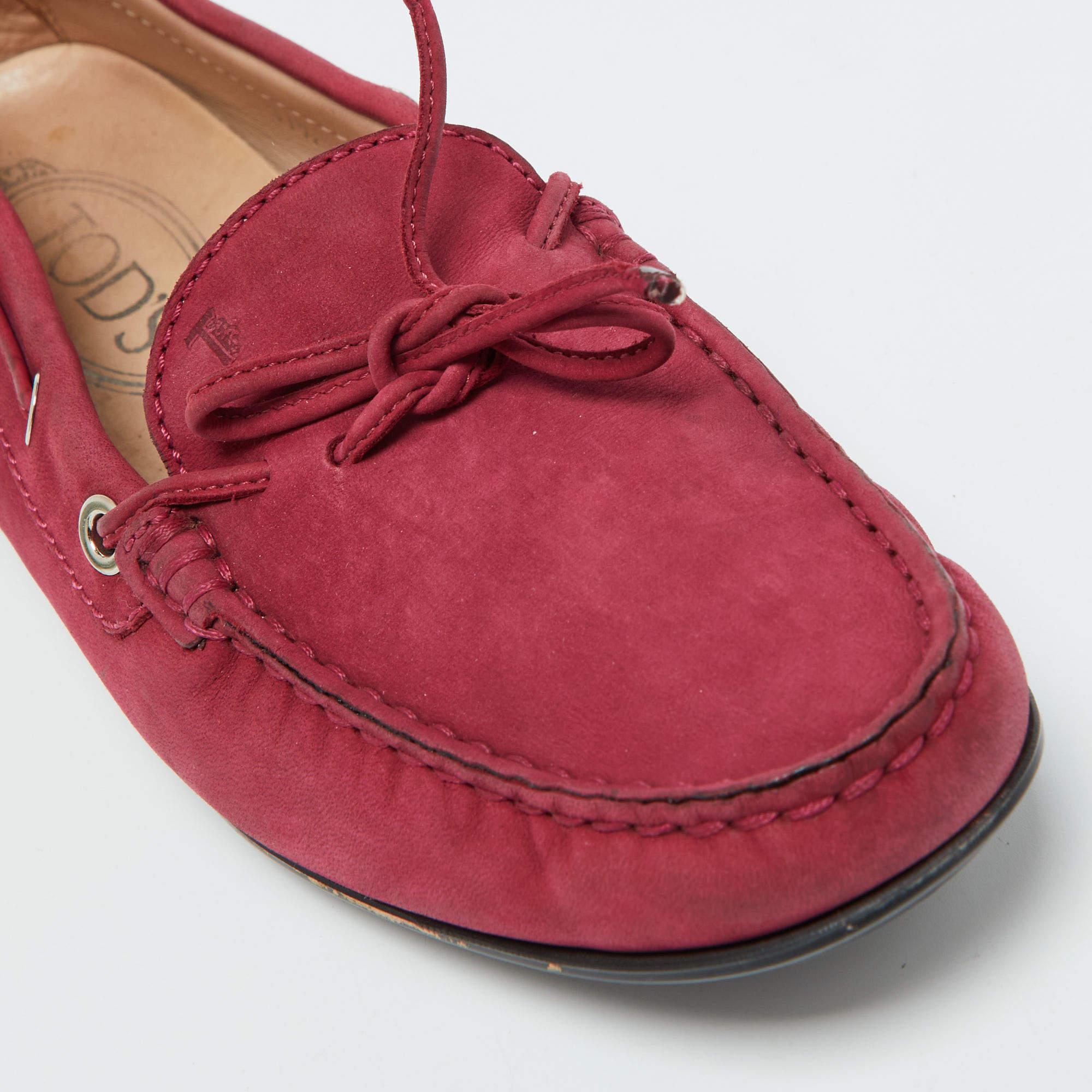 Tod's Berry Pink Nubuck Leather Bow Gommino Driving Loafers Taglia 37.5 in vendita 2