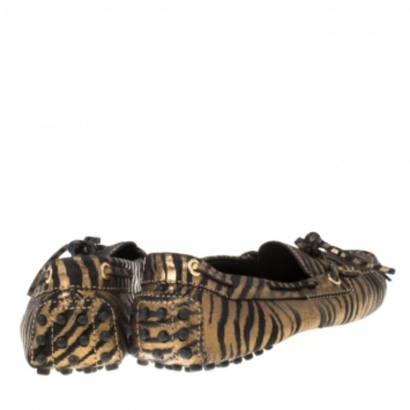 Mocassini con fiocco in pelle nera e oro metallizzato Tod's misura 38,5 In condizioni discrete in vendita a Dubai, Al Qouz 2