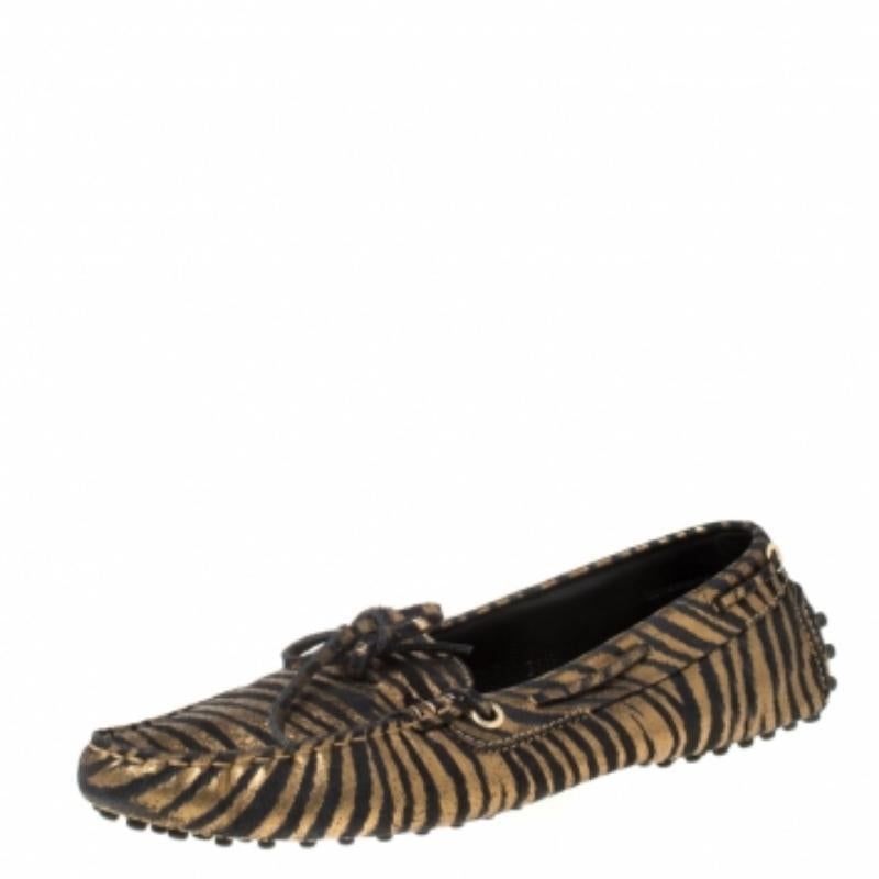Mocassini con fiocco in pelle nera e oro metallizzato Tod's misura 38,5 in vendita 1