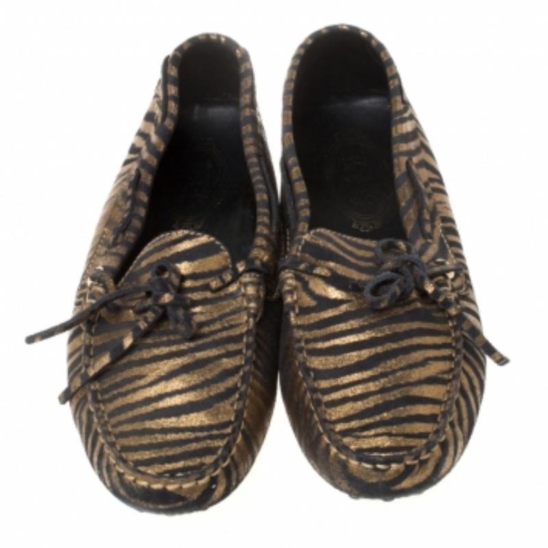 Mocassini con fiocco in pelle nera e oro metallizzato Tod's misura 38,5 in vendita 3