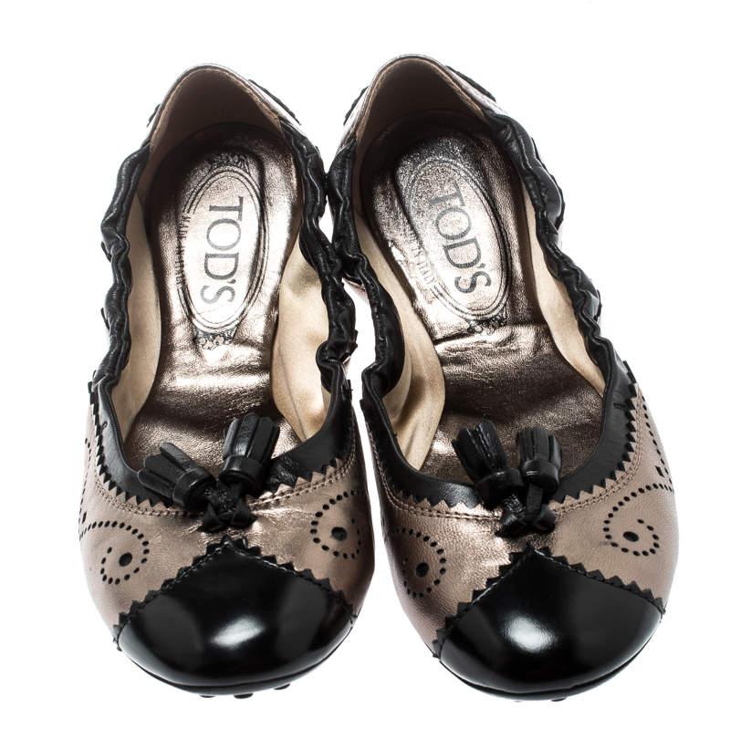 Wear these luxurious leather flats to a party and draw all eyes towards you. These leather-lined flats come in a scrunch style with brogue detailing. These stunning metallic grey ballet flats can make you look elegant and classic at the same time.

