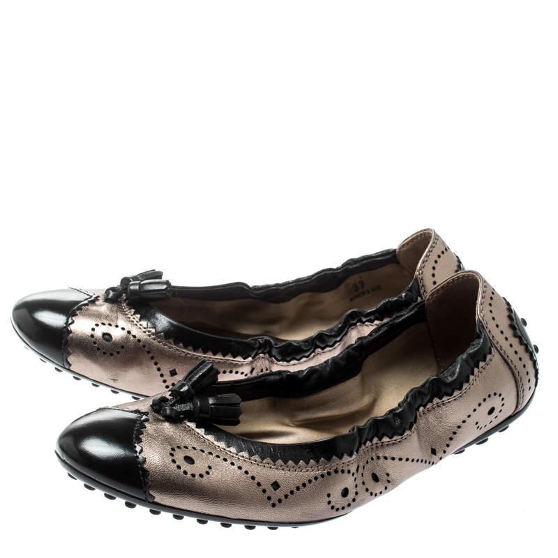 Tod's Black And Metallic Grey  Leather Tassel Scrunch Ballet Flats  Size 37 In Good Condition For Sale In Dubai, Al Qouz 2
