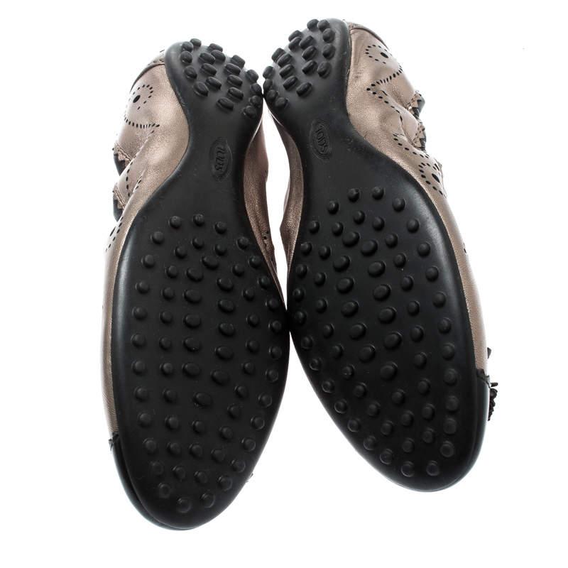 Tod's Black And Metallic Grey  Leather Tassel Scrunch Ballet Flats  Size 37 For Sale 3