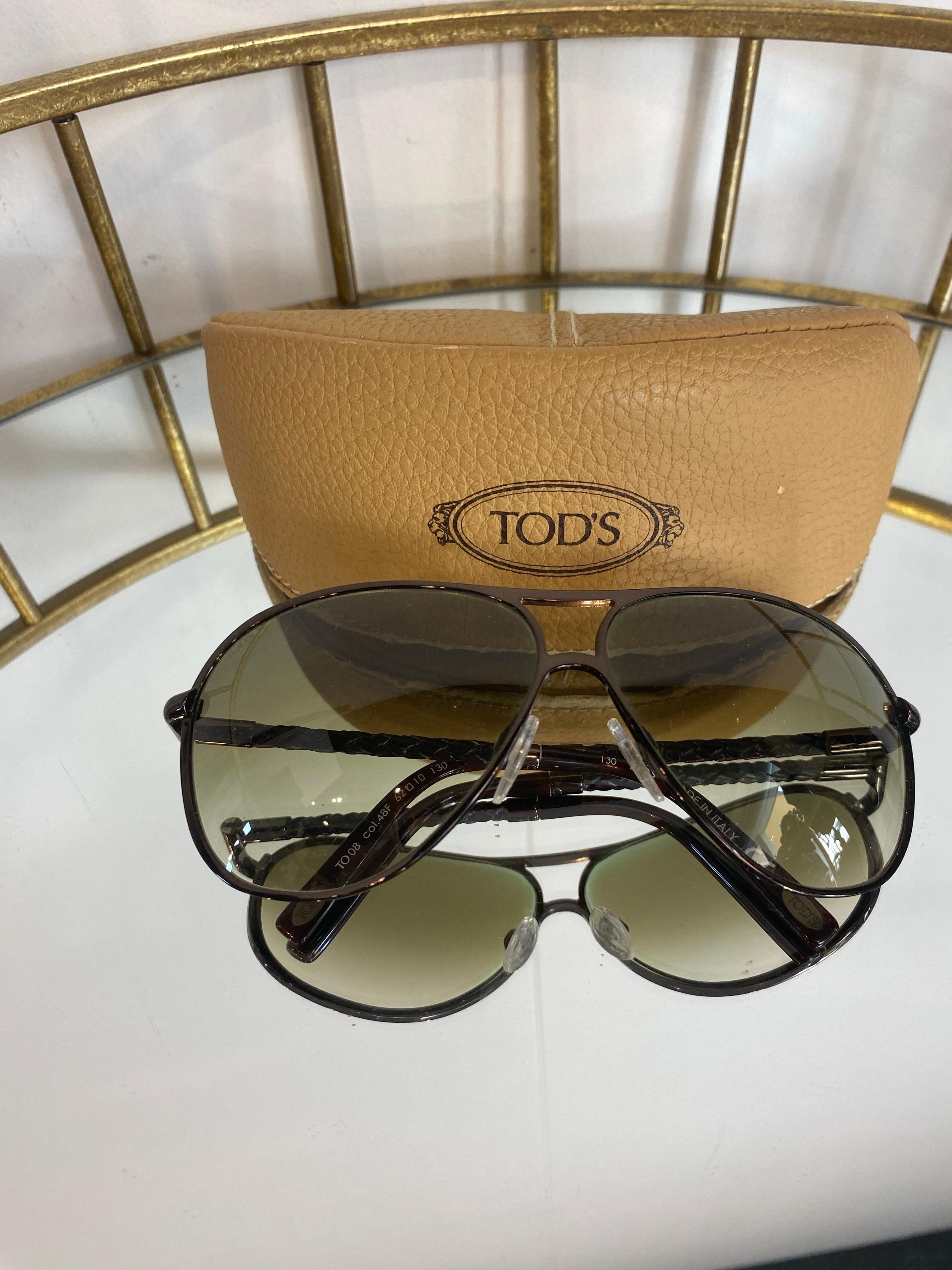 Occhiali da sole aviator neri di Tod's.
Scatola inclusa.
Larghezza dei bicchieri 14 cm.
Altezza delle lenti 5,5 cm.
Lunghezza delle aste 12,5 cm.
Condit nuovo senza etichetta.