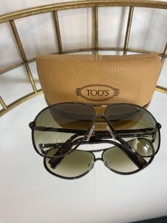 Lunettes de soleil aviateur noires Tod's.