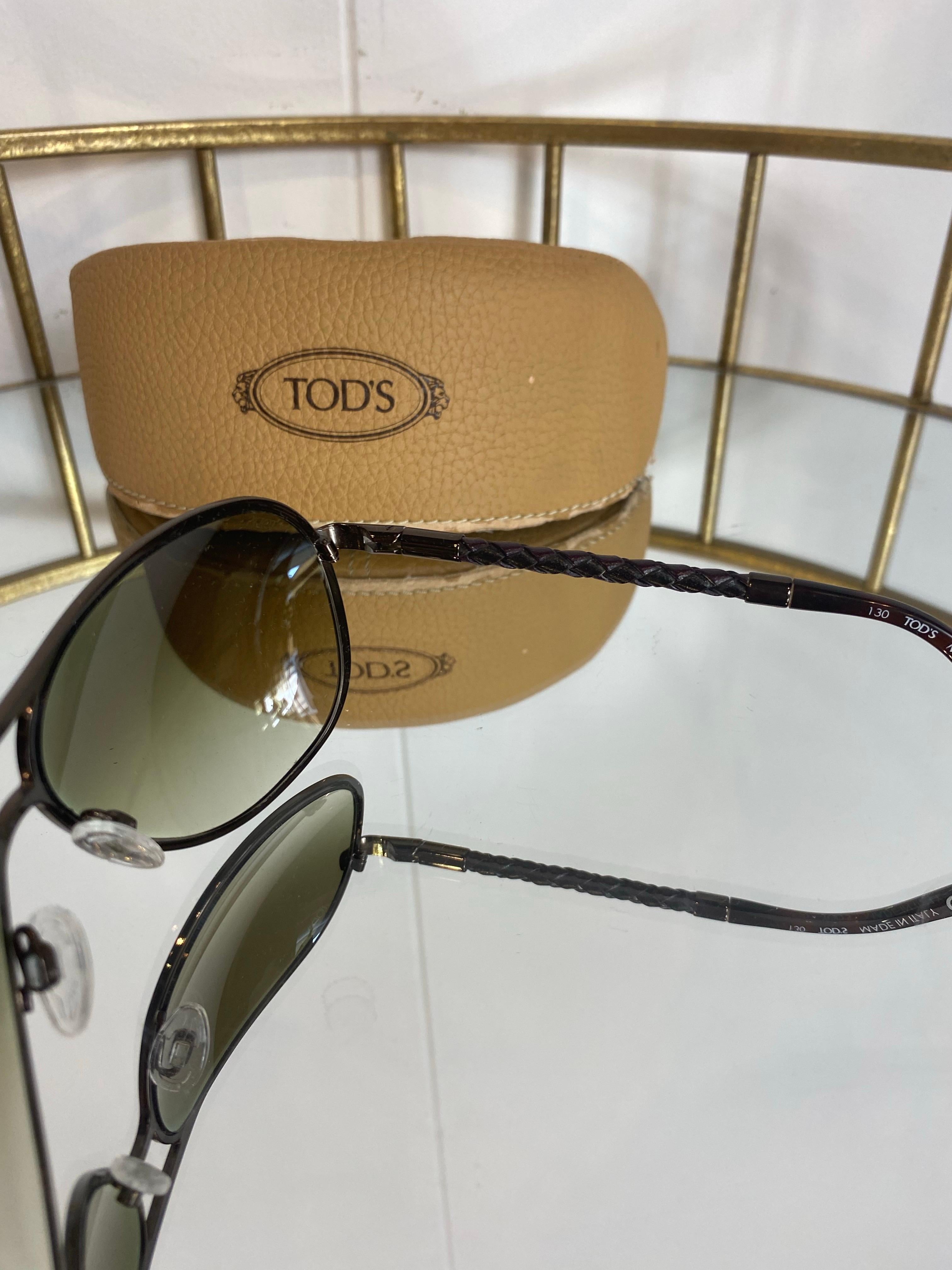 Marrone Occhiali da sole aviator neri di Tod's. in vendita