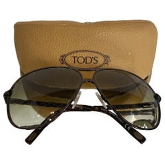 Lunettes de soleil aviateur noires Tod's.