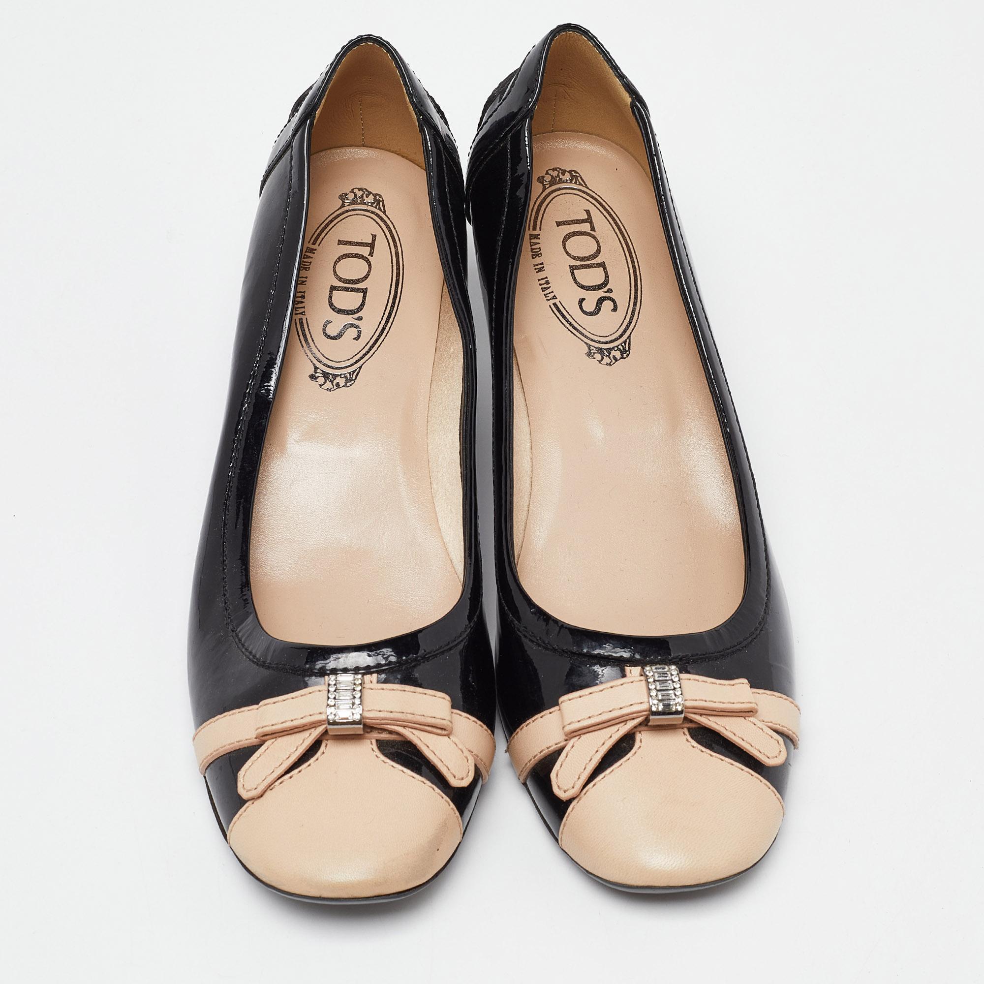 Tod's Black/Beige Leather and Black Patent Cap Toe Bow Pumps Size 38.5 In Good Condition For Sale In Dubai, Al Qouz 2