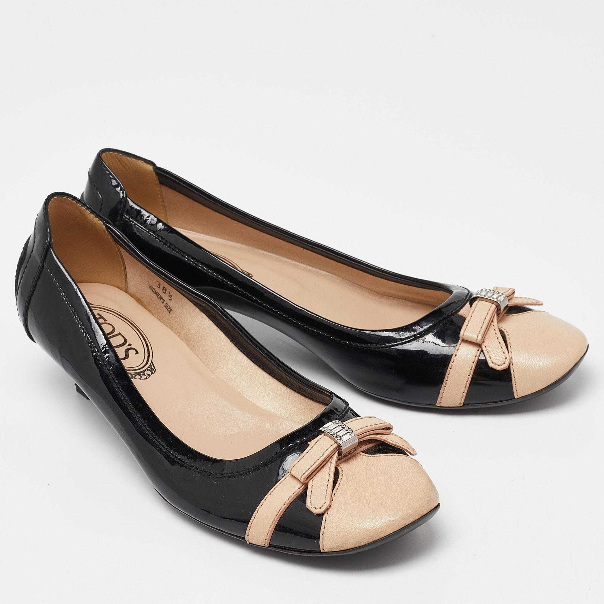 Women's Tod's Black/Beige Leather and Black Patent Cap Toe Bow Pumps Size 38.5 For Sale