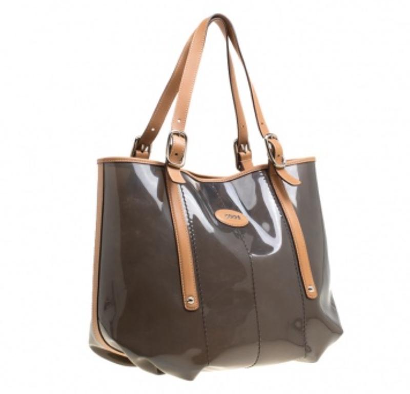 Tod's Tote negro/marrón de PVC y piel en Bueno estado para la venta en Dubai, Al Qouz 2