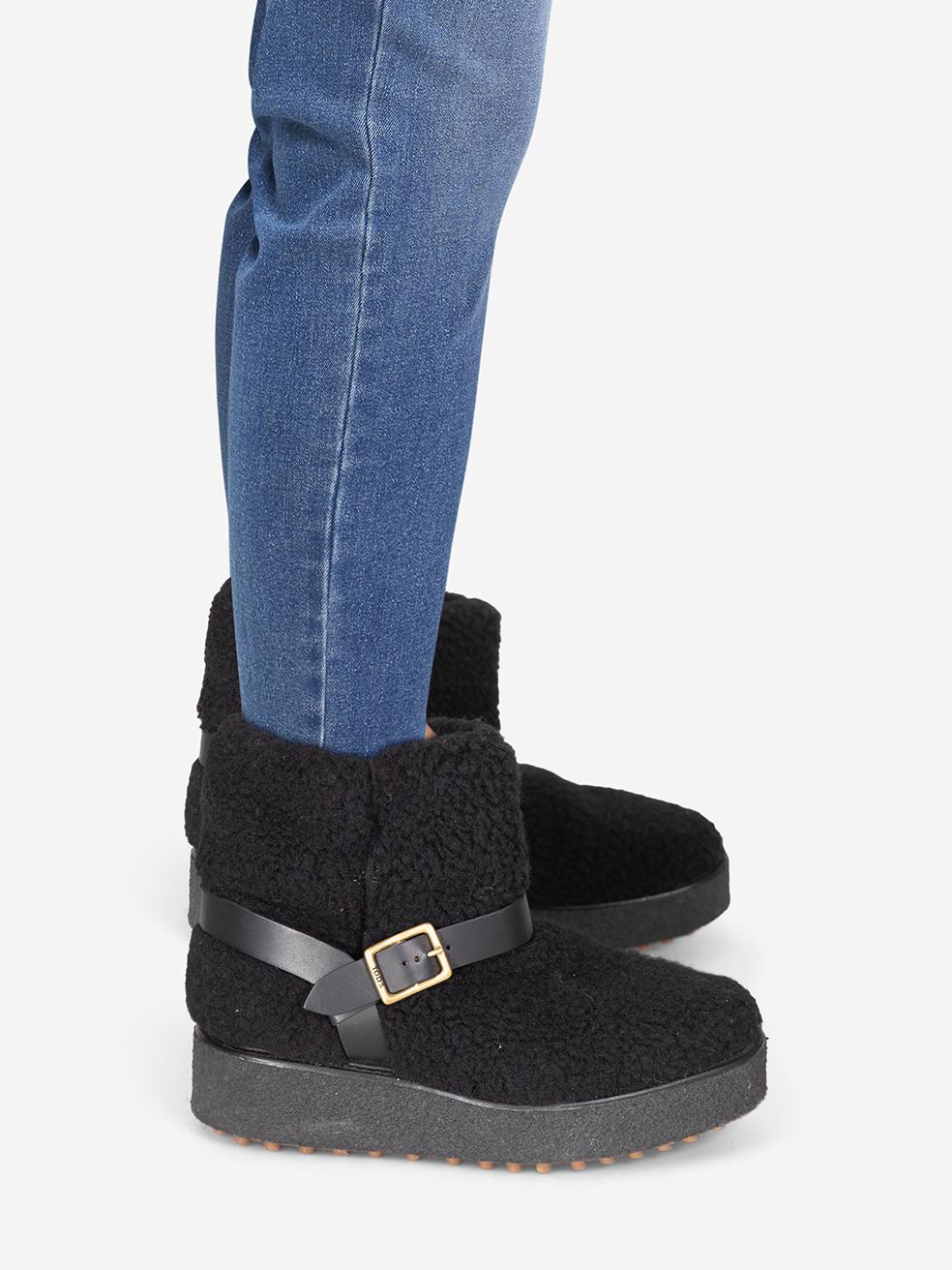 CONDIZIONE: molto buona. L'usura degli stivali è minima. Usura minima sulla caviglia in pelle destra, dove è visibile una leggera abrasione su questo articolo usato di design Tod's.
 

 

 

 Dettagli
 

 

 Nero
 

 Finto shearling
 

 Stivali per