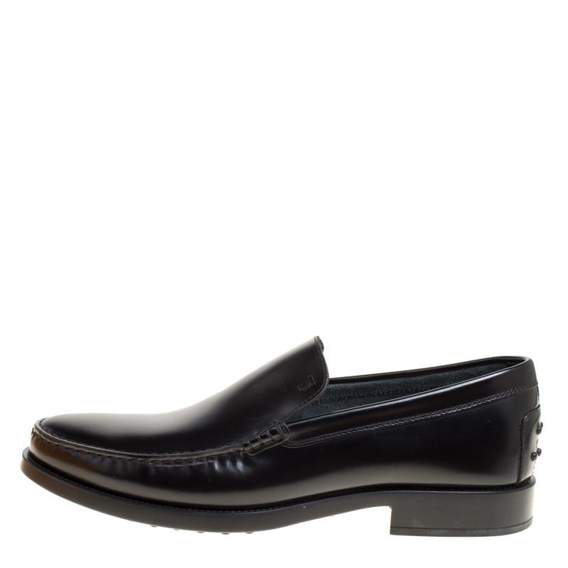 This pair of loafers by Tod's is so snug, you'll love putting them on wherever you go. The exterior of the pair has been crafted from glazed leather and the outsoles are covered in their signature rubber pebbles. They are stylish and easy to slip