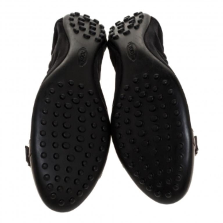 These Tod's ballet flats are elegant and luxe. Crafted from leather and suede, they flaunt two different shades with buckle details on the uppers and a scrunch style to give you a good fit. The pair is complete with pebbled outsoles for maximum
