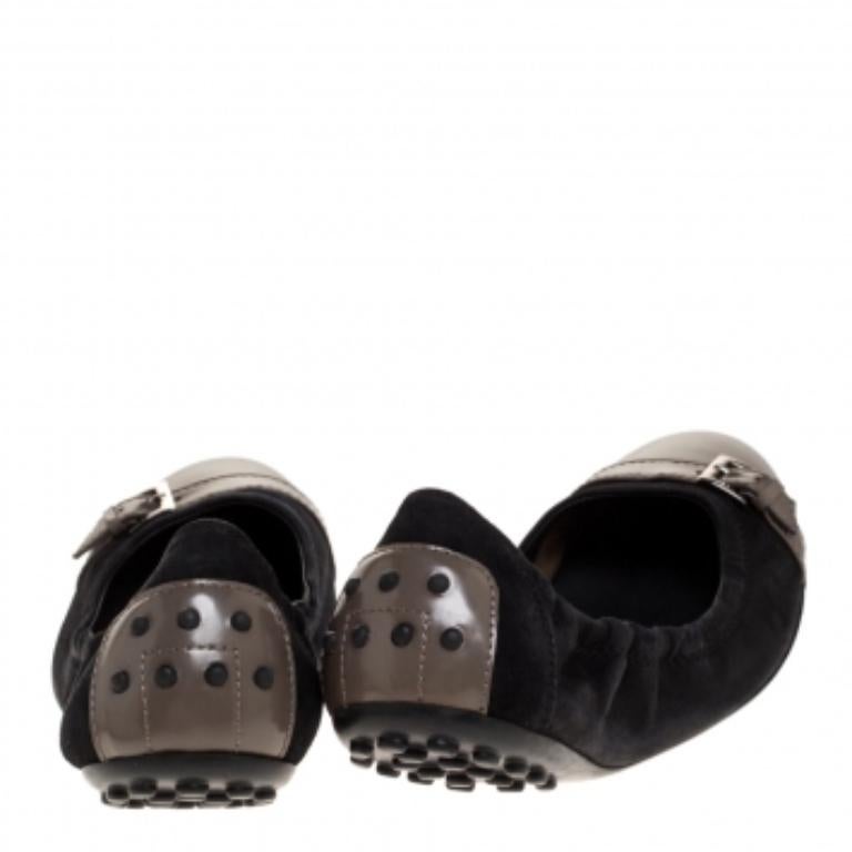 Tod's Black/Grey Leather and Suede Buckle Detail Scrunch Ballet Flats Size 36 In Good Condition For Sale In Dubai, Al Qouz 2