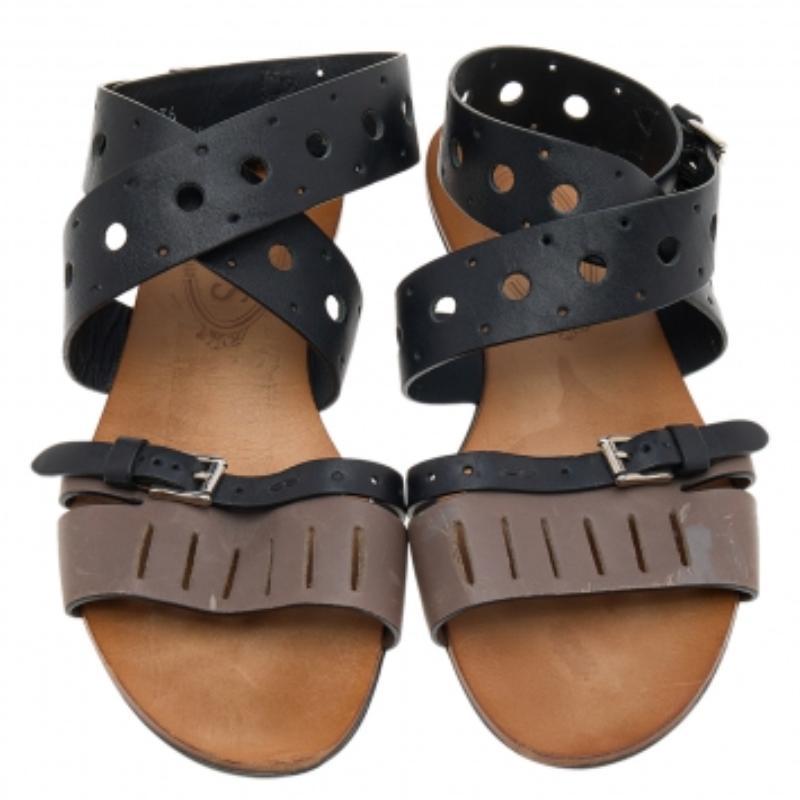 Questi sandali piatti sono ideali per le giornate in cui devi trascorrere molte ore all'aperto. Queste ballerine Tod's sono realizzate in pelle e dotate di chiusura a strappo alla caviglia. Sono complete di suole in gomma con ciottoli.
