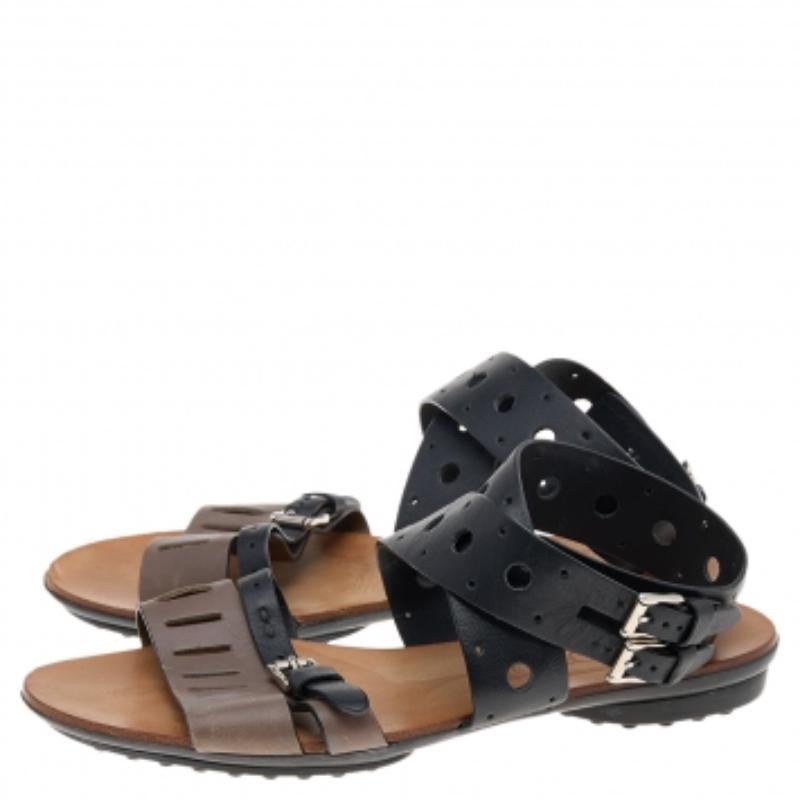 Sandali piatti Tod's in pelle nera/grigia misura 36 in vendita 1