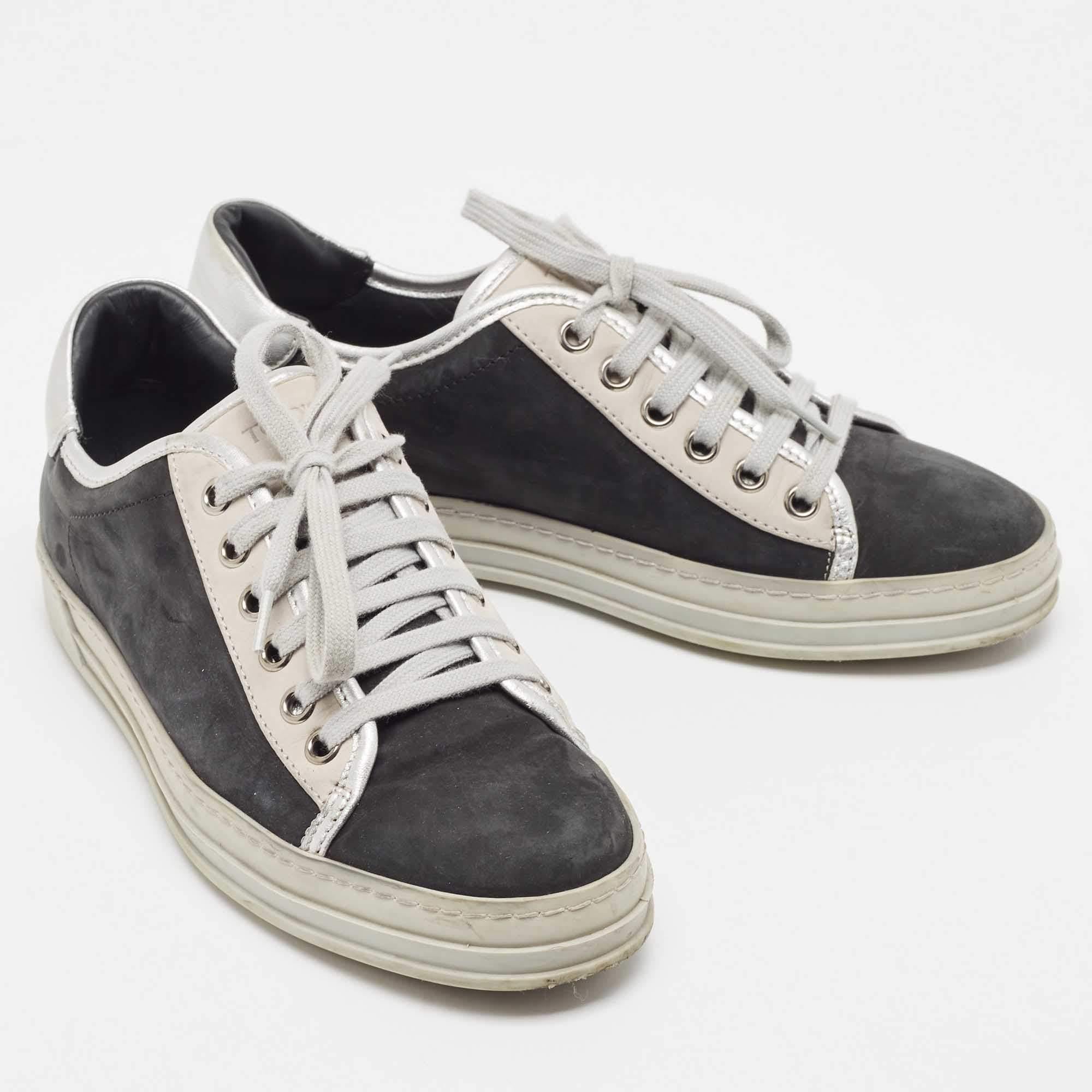 Tod's Black/Grey Nubuck Leather Low Top Sneakers Size 35 In Good Condition For Sale In Dubai, Al Qouz 2
