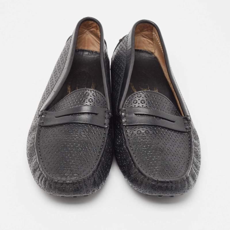 Tod's Black Laser Cut Leather Penny Loafers Size 37 In Good Condition For Sale In Dubai, Al Qouz 2