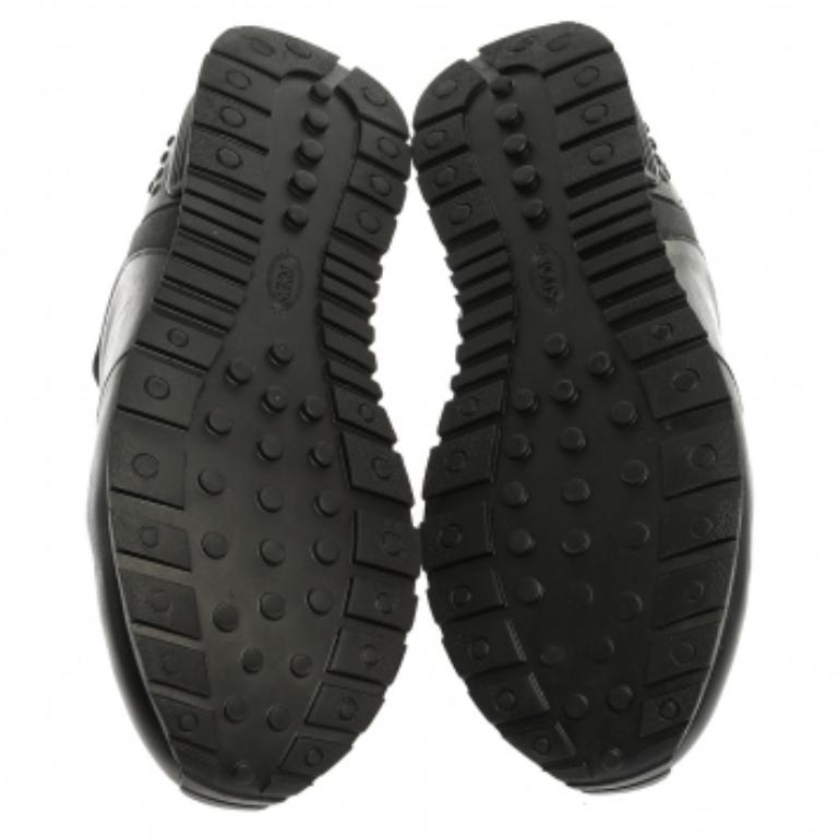 Chic and smart, these sneakers from Tod's definitely need to be on your wishlist! The black sneakers are crafted from leather and nylon and feature round toes, lace-ups on the vamps, brand details on the tongues and the heels, and pull tabs on the