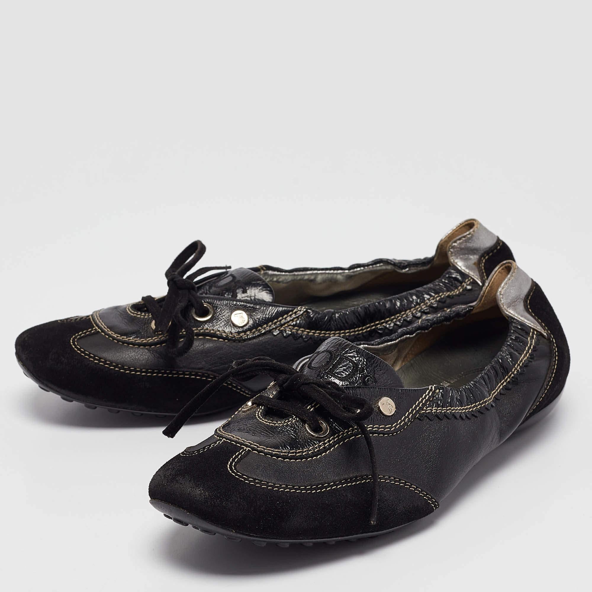 Defined by comfort and effortless style no wardrobe is ever complete without a pair of chic ballet flats. This pair is lovely to look at and is equipped with elements like a comfortable insole and a durable sole.