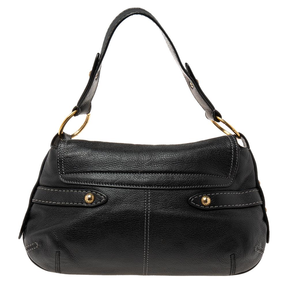 This Boomerang East West shoulder bag from the House of Tod's is a beautiful creation that grants you both style and utility. It is made from black leather and showcases gold-toned hardware. It is completed with an adjustable 20 cm handle drop and a