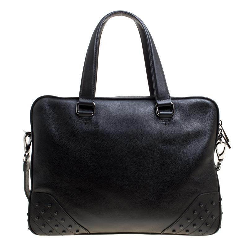 This Tod's briefcase brings such a fantastic shape that you're sure to look fashionable whenever you carry it. It has been crafted from black leather and designed with two top handles and zippers to secure the well-sized nylon interior. This bag is