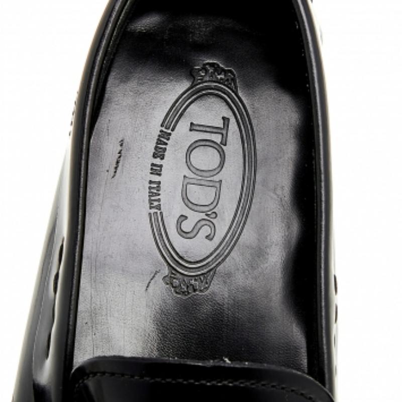 Stylish and super comfortable, these loafers by Tod's will make a great addition to your shoe collection. They have been designed using leather and styled with round toes and logo-detailed metal detail on the vamps. Leather insoles and pebbled
