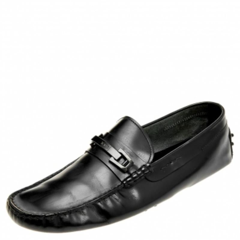 Stylish and super comfortable, these loafers by Tod's will make a great addition to your shoe collection. They have been designed using leather and styled with round toes and logo-detailed metal detail on the vamps. Leather insoles and pebbled
