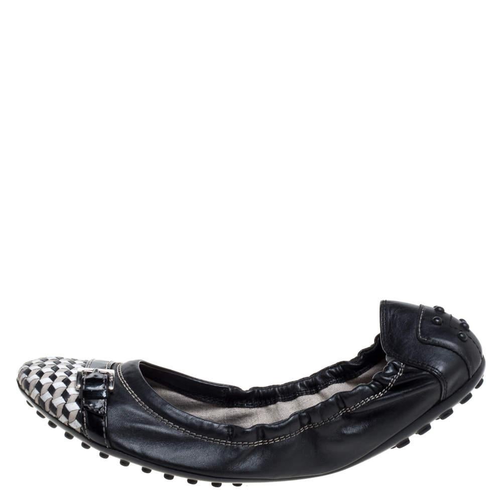 Incorporando elementi di lusso e contemporanei, queste ballerine di Tod's sono semplicemente fantastiche! Realizzate in pelle, con punta e fibbie sulla tomaia, offrono una calzata aderente e sono dotate di comode solette e di suole in gomma con