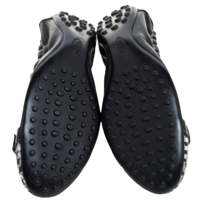 Incorporating luxe and contemporary elements, these ballet flats from Tod's are simply amazing! They have been crafted from leather and styled with cap toes and buckle straps on the uppers, They offer a crunch fit and are complete with comfortable
