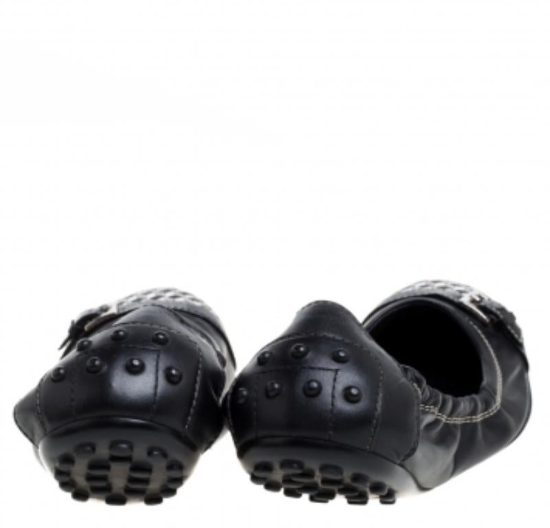 Tod's Black Leather Cap Toe Buckle Detail Scrunch Ballet Flats Size 38 In Good Condition For Sale In Dubai, Al Qouz 2