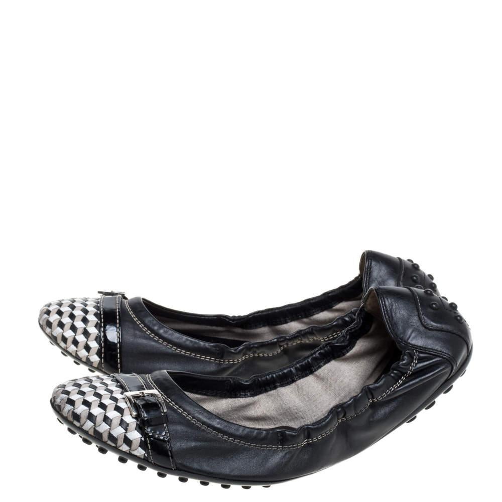 Ballerine Tod's in pelle nera con dettaglio fibbia e punta a scatto taglia 38 In condizioni buone a Dubai, Al Qouz 2